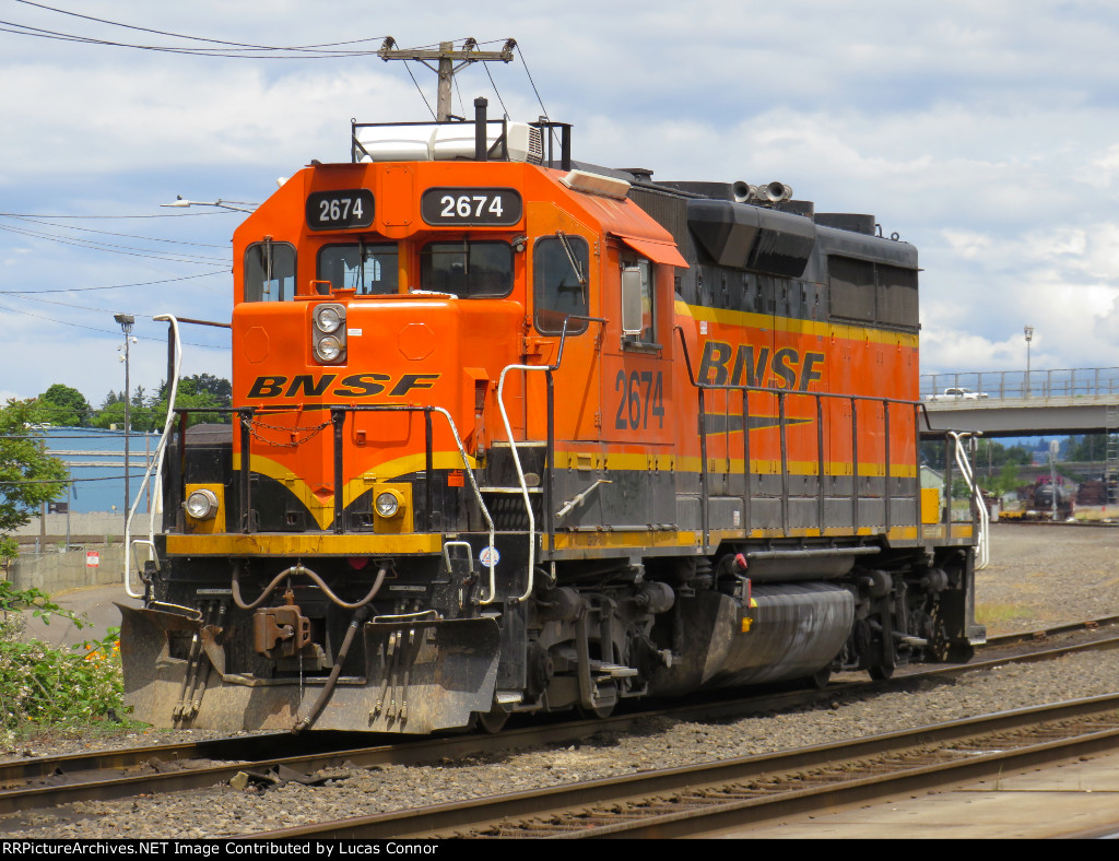 BNSF 2674 Idling